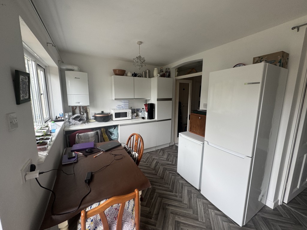Lot: 89 - RESIDENTIAL INVESTMENT COMPRISING THREE-BEDROOM MAISONETTE AND GARDEN FLAT FOR IMPROVEMENT AND REPAIR - Garden flat Kitchen